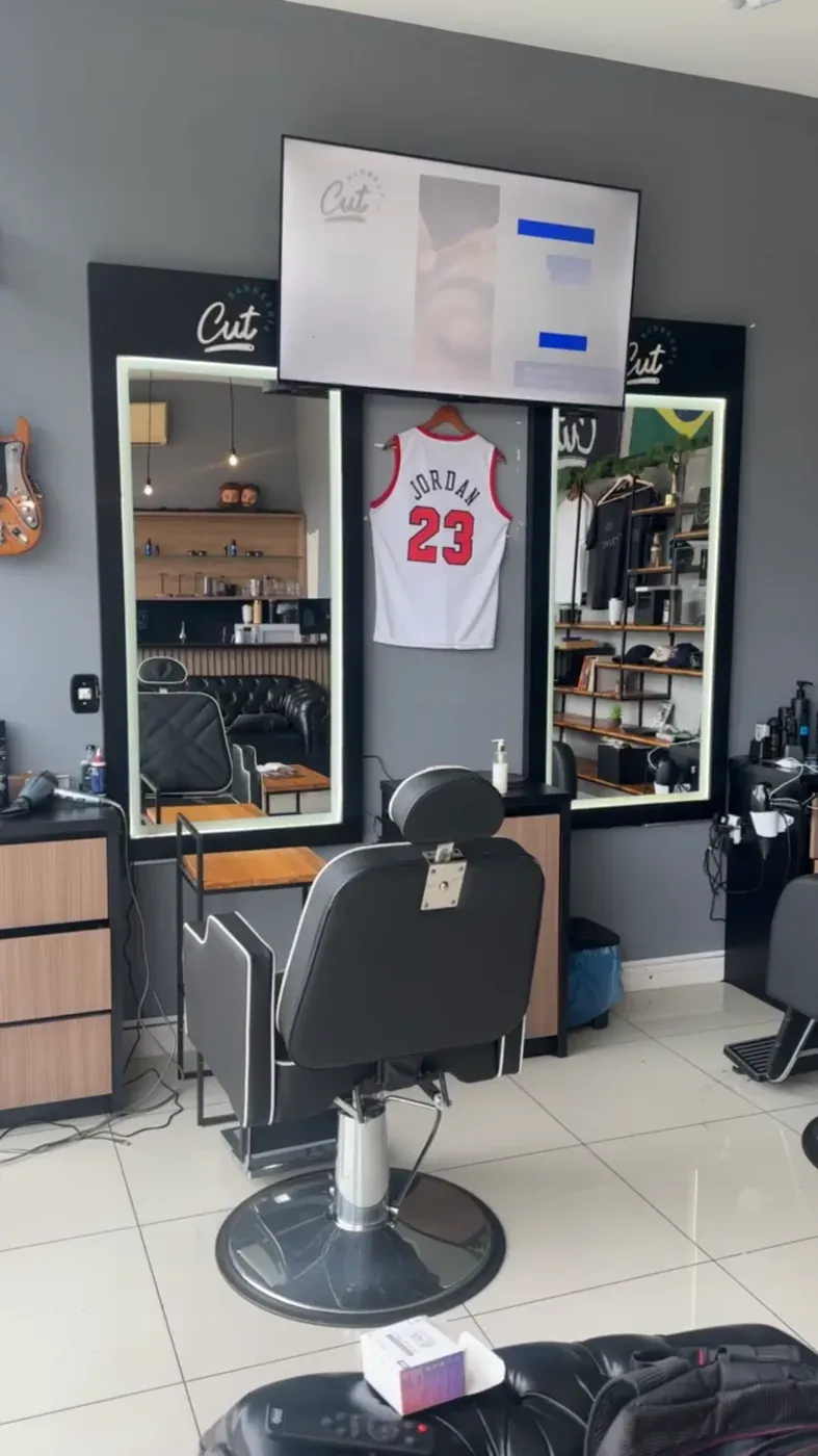 Tela da KIMO instalada na Cut Barbearia, em São Bento do Sul
